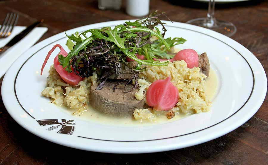 Lengua con Puré de Coliflor.